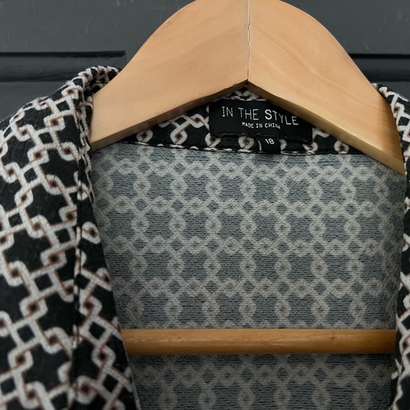 Ladies In The Style Geometric Print Ballon Long Sleeve Blouse Shirt Size 18 - Picture 4 of 10